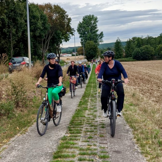 Landtagskandidatin Katharina Schmitt, Bettina Penk-Schütt, Christian Engelke und weitere Grünen Mitglieder auf Fahrrad